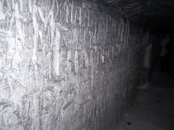 Стены пещер исписаны разного рода надписями, оставленными в годы запустения. Некоторые из них врезаются в глубину да 9 см.