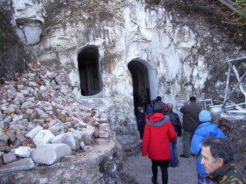 Вход в ныне действующий пещерный храм Белогорского монастыря