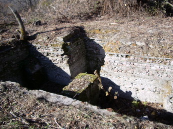 Одни фундаменты остались от некогда большого монастырского комплекса