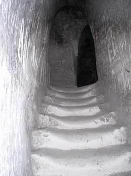 Вход в ныне действующий пещерный храм Белогорского монастыря