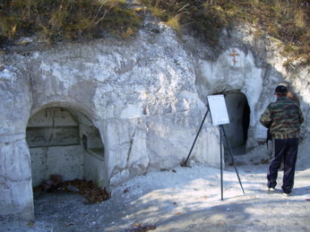 Один из многих входов в пещерный комплекс